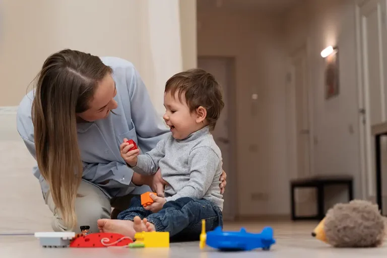 full-shot-smiley-mother-kid-playing-together
